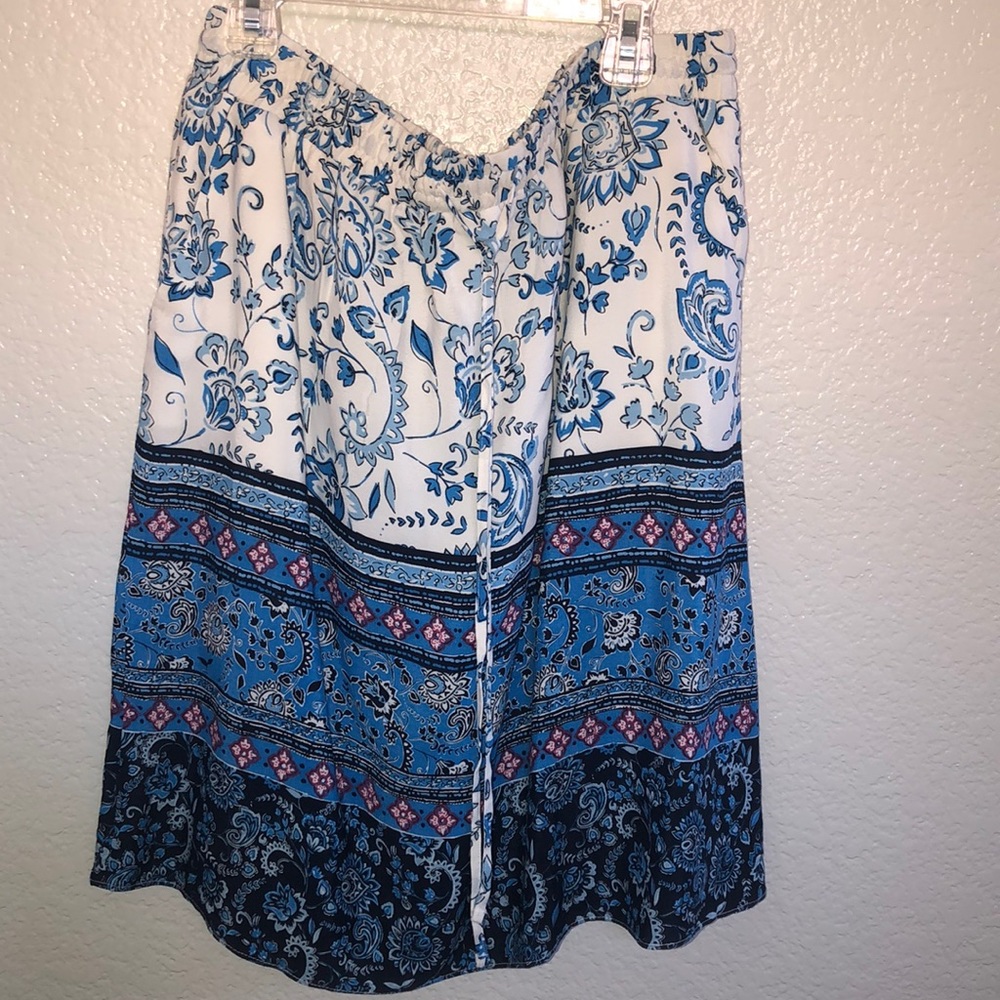 Loft skirt lined and with pockets. Lightweight NWT